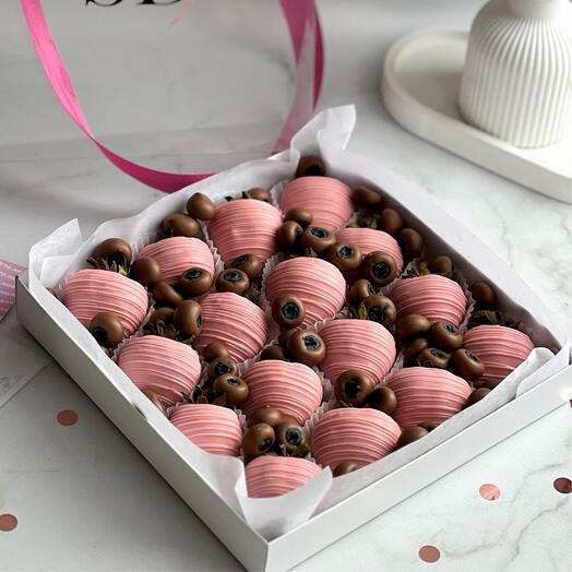 Клубника в шоколаде с голубикой «pink