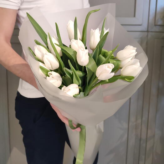 15 белых тюльпанов