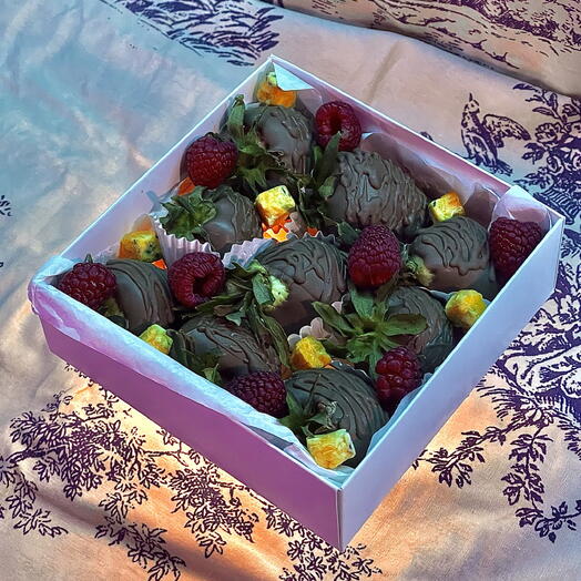 Клубника в шоколаде, набор 9 ягод (молочный шоколад + маракуйя-малина)