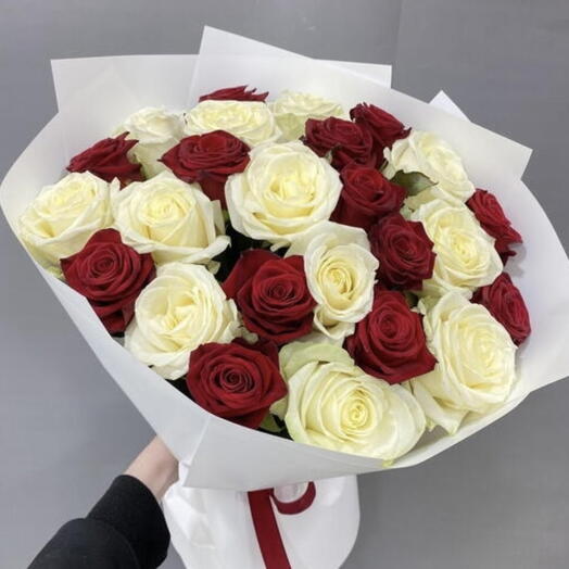 Микс 25 роз в оформление