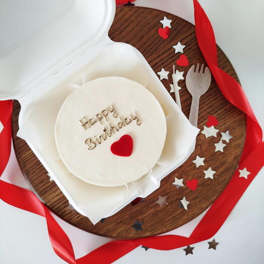 Бенто-торт "Happy Birthday" с красным шоколадным сердцем