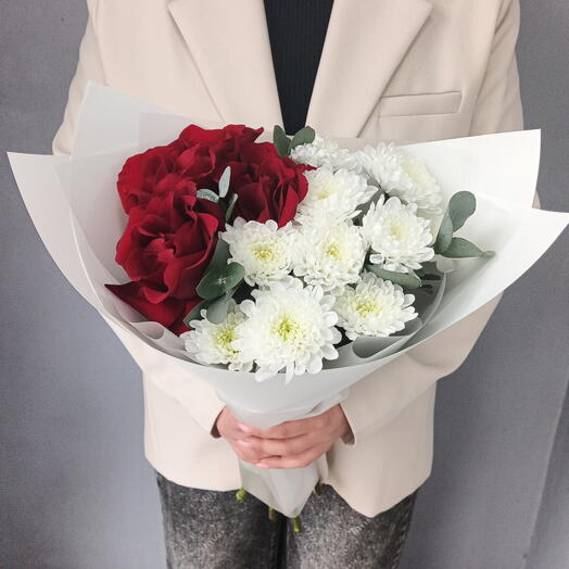 Авторский букет с хризантемами и розами 💐