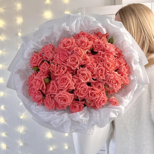 Кустовые коралловые розы 19 штук в дизайнерской упаковке