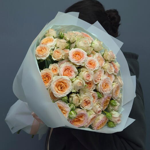 Нежный букет из персиковых Кустовых Роз