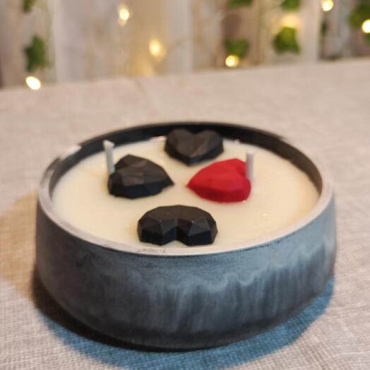 Свеча большая с сердечками и ароматом дыни