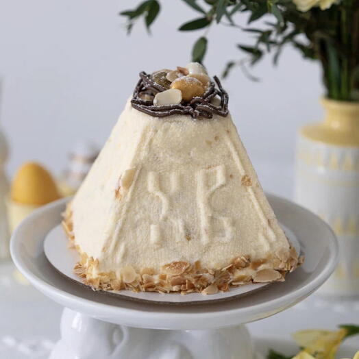 Творожная Пасха с клубничной начинкой и миндальными лепестками