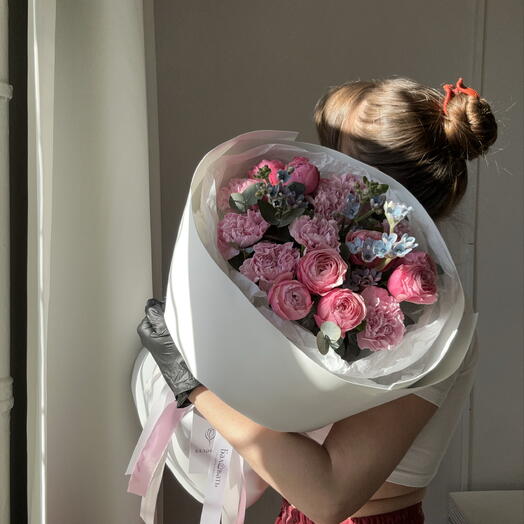 Букет Барби 🌸 пионовидная Роза, гвоздики и голубые незабудки