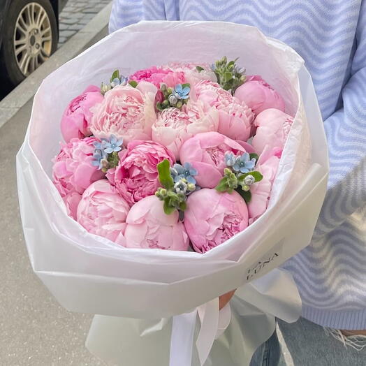15 розовых пионов с незабудками