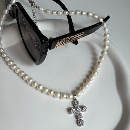 Чокер из натурального жемчуга с инкрустрированным крестом