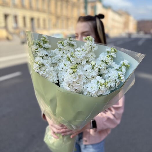 Букет из 11 белых ароматных маттиол