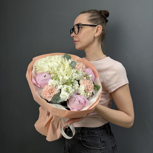 Букет пионы , Матиолла , гортензия, диантусы