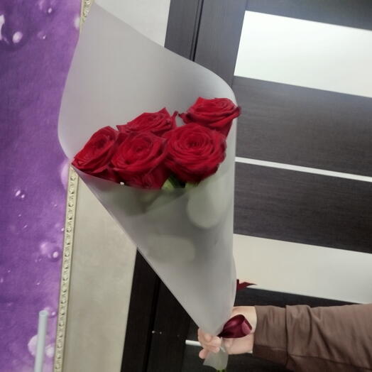 5 душистых красных роз 🌹