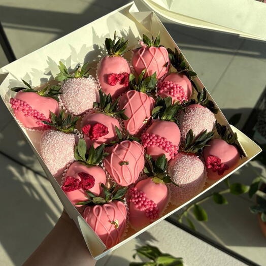 Клубника в розовом шоколаде
