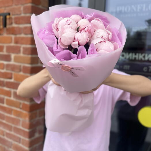 Букет из 9 ароматных пионов