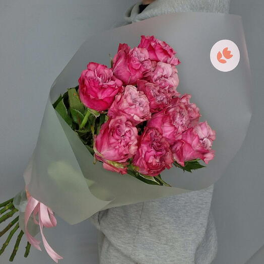 Букет из 11 свекольных роз в матовом оформлении 💗