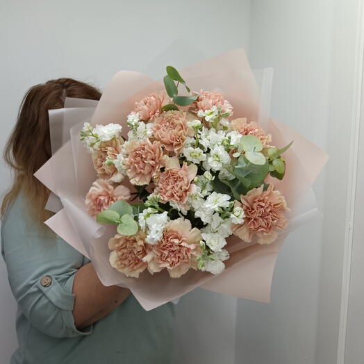 Букет диантус , маттиола, эвкалипт