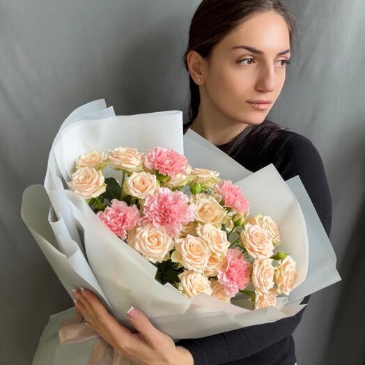 Кустовые розы и гвоздика розовая🩷🩷🩷