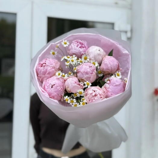Букет "9 розовых пионов с ромашками"