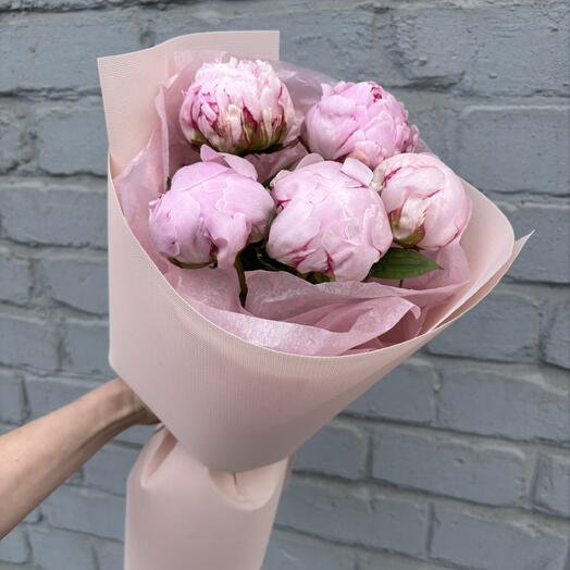 5 розовых пионов