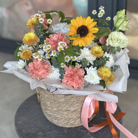 Корзина с подсоднухом, эустомой и листьями малины💛