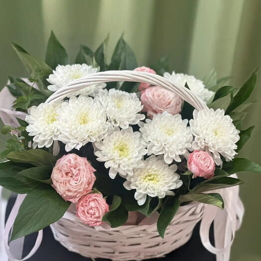 Корзина кустовых роз и хризантем