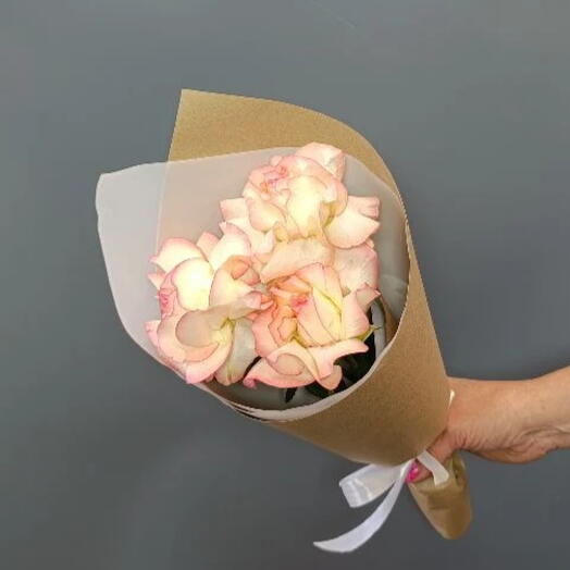 Букет из 3 французских трендовых роз джумилия в крафте 🌸
