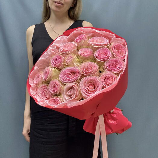 Розовые розы в коралловой упаковке 💝