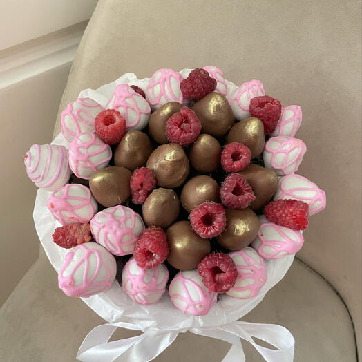 Клубника в молочном шоколаде шляпной коробке