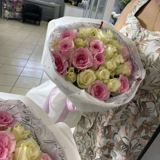 Букет из 25 роз (бело-розовый)