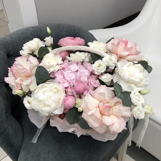 Роскошная корзина Bloom Room пион, гортензия, кустовая Роза, эустома, французская Роза