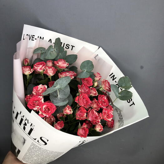 Яркий букет кустовых роз с эвкалиптом🌺