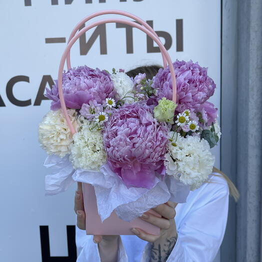 Композиция с пионами и диантусами