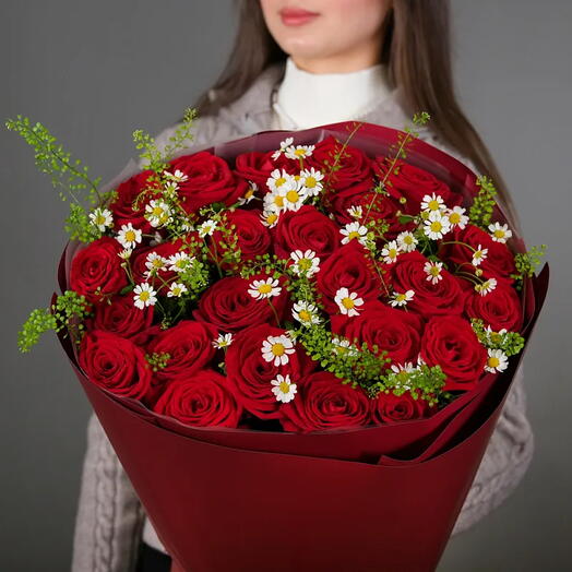 Букет из красных роз и ромашек