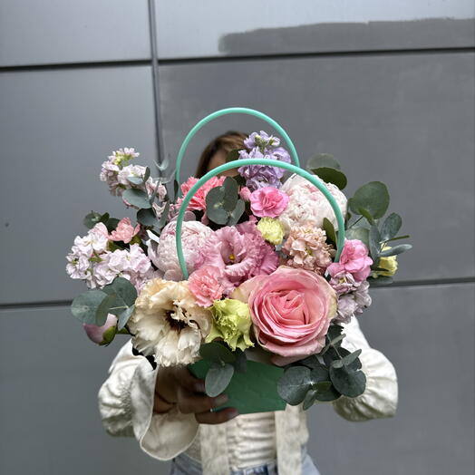 Композиция из ароматных маттиолах , розах и больших эустом 💞💐