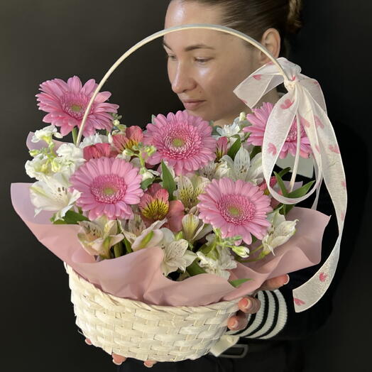 Корзинка с герберами и альстромериями