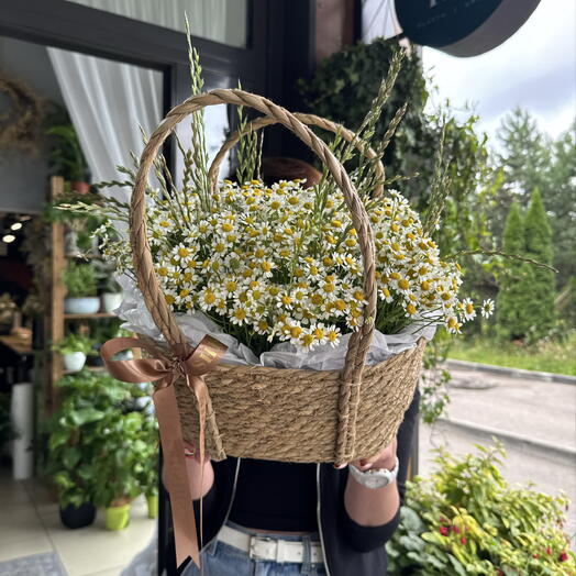 Корзина полевых ромашек