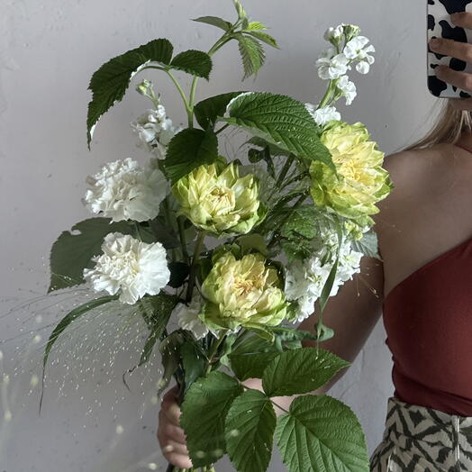 Охапка с розой Вегги, малиной и маттиолой 🌿