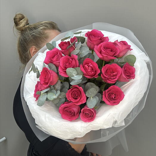 АКЦИЯ‼️ 15 малиновых роз с эвкалиптом 💕