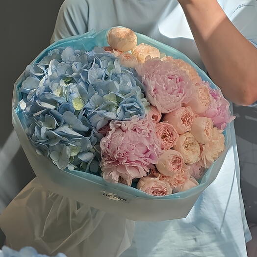 Голубая гортензия, пионы и пионовидные розы 💕