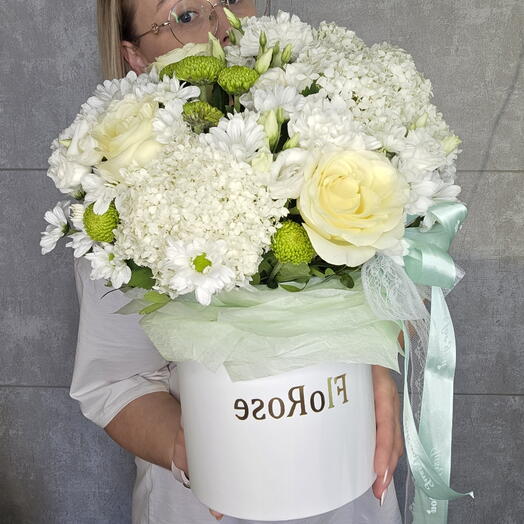 Белая композиция с розами, хризантемами, диантусами и вибурнум 🌸