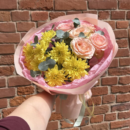 Нежный букет «Персиковое солнце» с розой, хризантемой и эвкалиптом 🧡