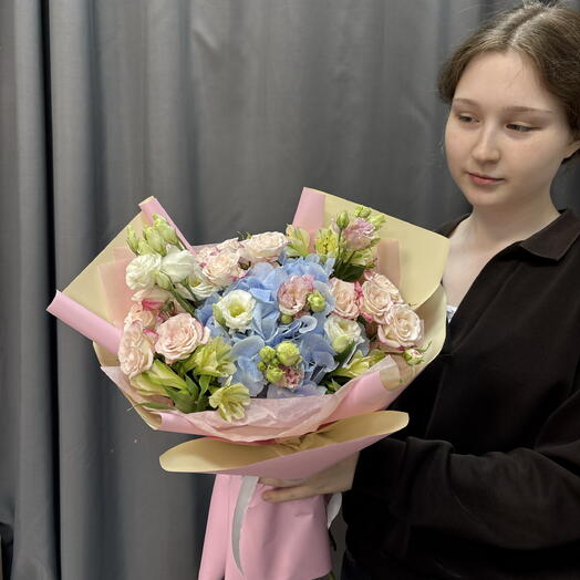 Воздушный букет из гортензии, кустовых, эустомы и алтстромерии