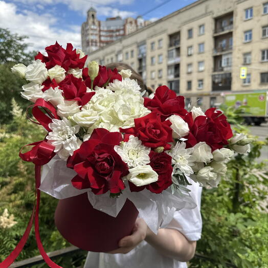 Композиция из французских роз и гортензии с лизиантусом