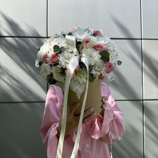 Композиция в шляпной коробке из кустовых хризантем и кустовых пион роз 🌸🌺