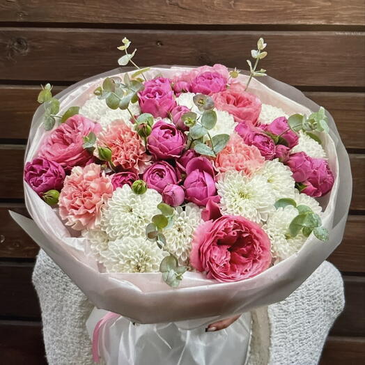 Авторский букет цветов с эквадорскими одноголовыми и кустовыми розами [132]