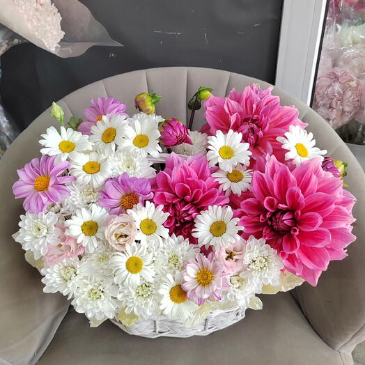 Корзина с георгинами и ромашкой 🌼