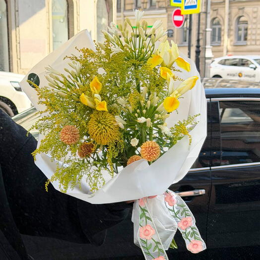 Букет из нутана, ирисов и солидаго