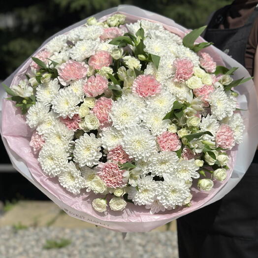 Нежный большой букет 57 цветов — подарок на любой повод