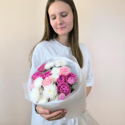Стильный букет комплимент пион роза, хризантема, гвоздика