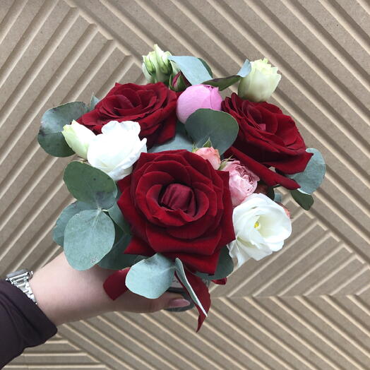 Стильный комплимент с алыми розами Bloom Room
